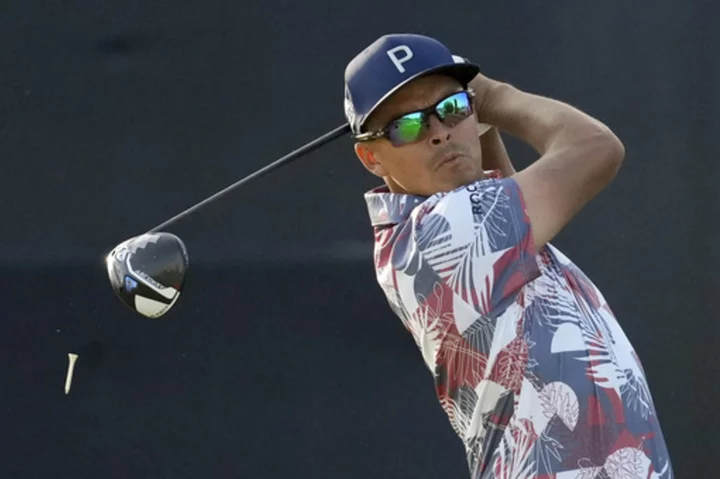 Rickie Fowler's wild ride gives him 1-shot lead in US Open