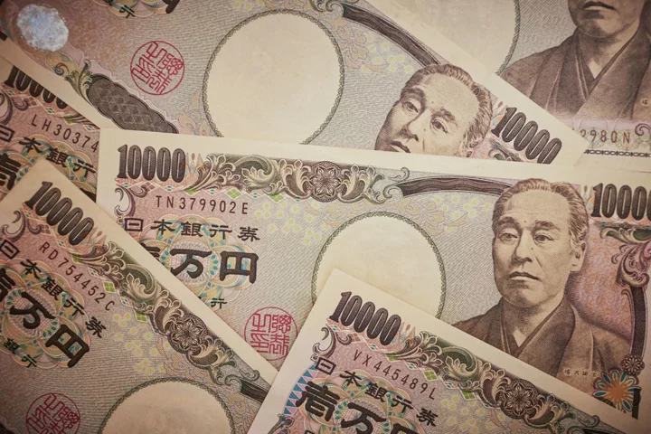Yen Hits 15-Year Low Versus Euro After BOJ Underwhelms Investors