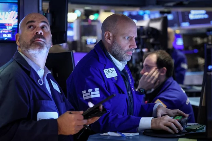 Wall St dips, rally takes breather as Cisco and Walmart drag
