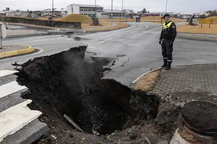 Iceland volcano – live: Met Office records strongest earthquake in 48 hours as fears over eruption remains