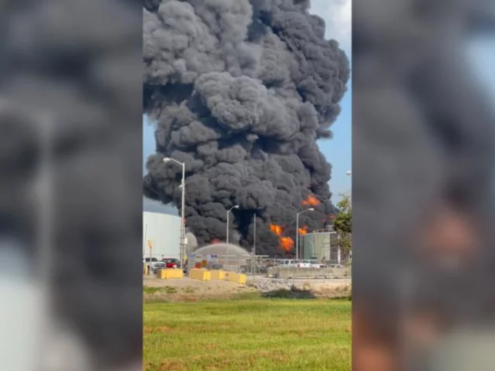 Residents near a Marathon Petroleum refinery fire in Louisiana ordered to evacuate