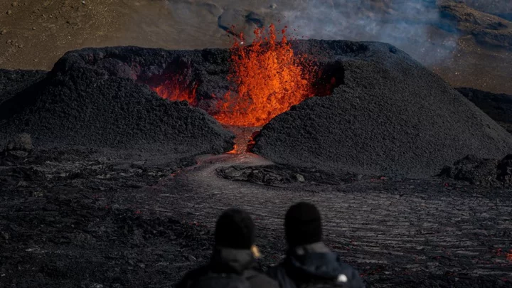 Iceland volcano: Blue Lagoon closes over eruption fears