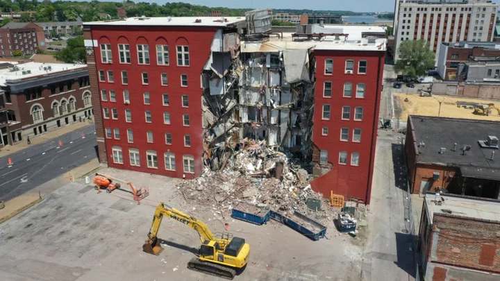 Two believed trapped after Davenport, Iowa building collapse