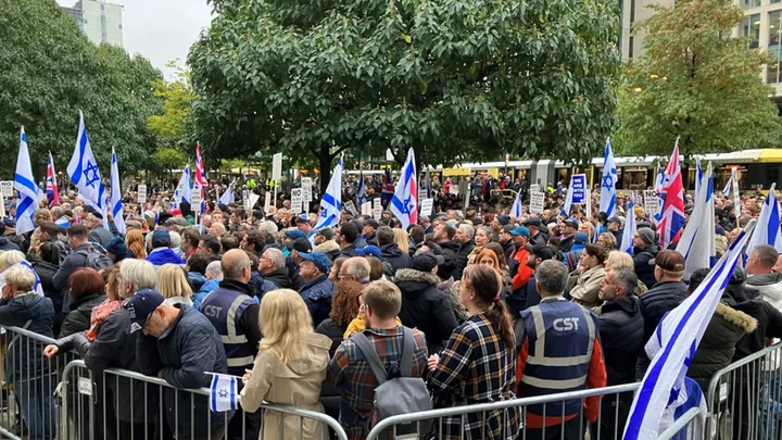 Israel-Gaza attacks: Hundreds attend Manchester city centre vigil