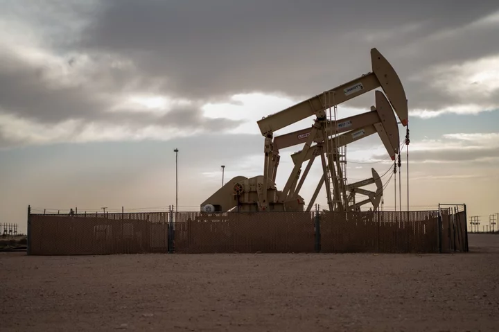 Oil Extends Slump as Chinese Data Threatens Demand Outlook