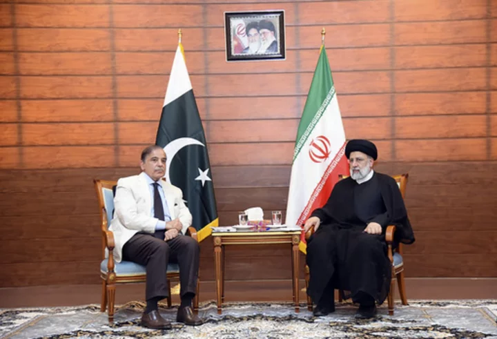 Top leaders of Pakistan, Iran inaugurate border market in their first meeting in 10 years