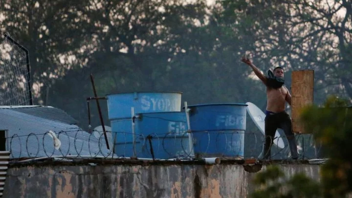 Paraguay jail: Rioting inmates hold guards hostage