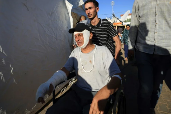 Hundreds flee from hospital at centre of Israel-Hamas war