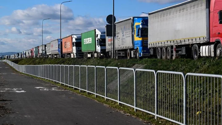 Poland truck protests leave Ukrainian drivers stranded