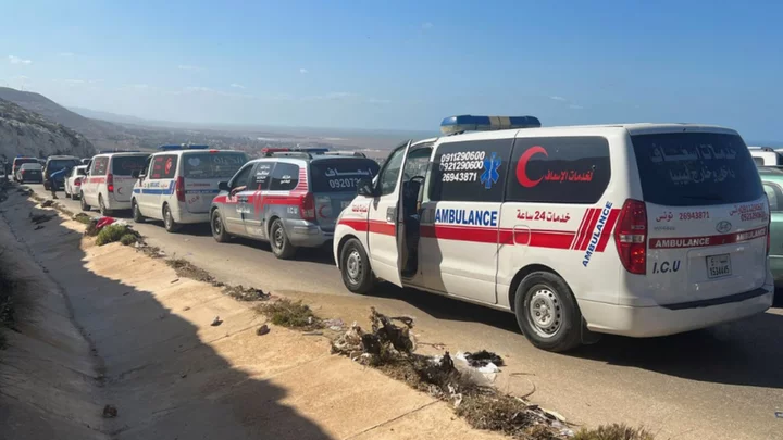 Libya floods: Flooded city buries its dead in mass graves