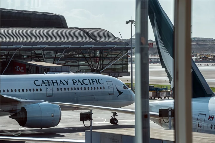 Cathay Pacific Forecasts Bumper Profit With Bonuses for Staff