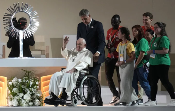 Pope wraps up an improvised World Youth Day with 1.5 million attendees and a very big Mass