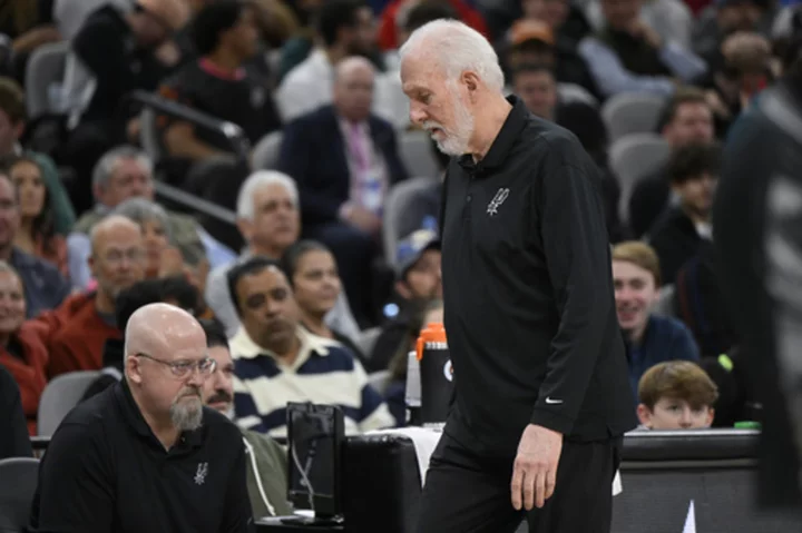 Spurs coach Gregg Popovich chastises home fans for booing Kawhi Leonard and the Clippers