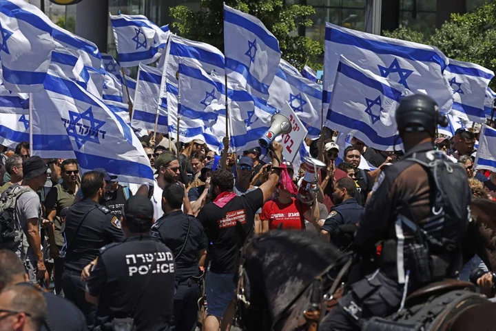 Israelis Blockade Highways, Face Water Cannons to Protest Netanyahu Plan