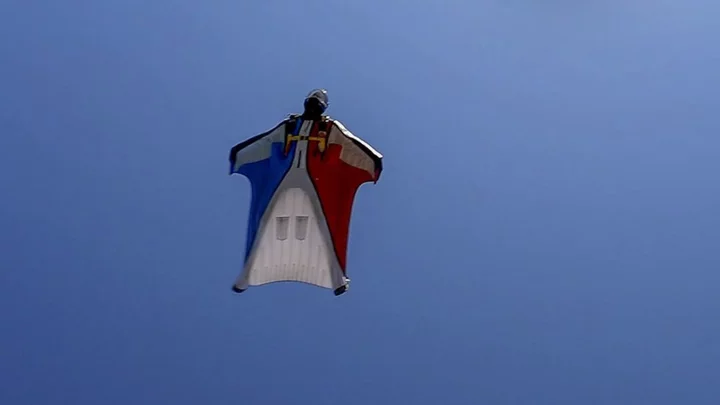 French pilot sentenced for decapitating skydiver with wing of plane