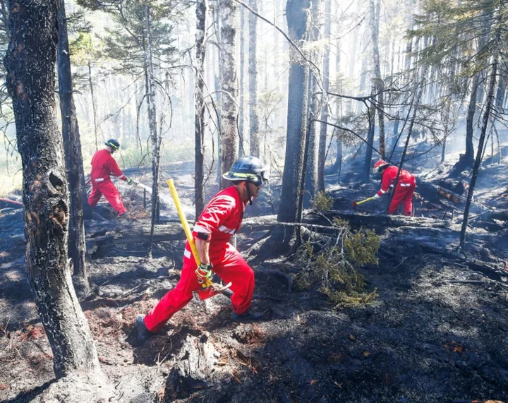 Firefighters in east Canada battle 'unprecedented' blazes