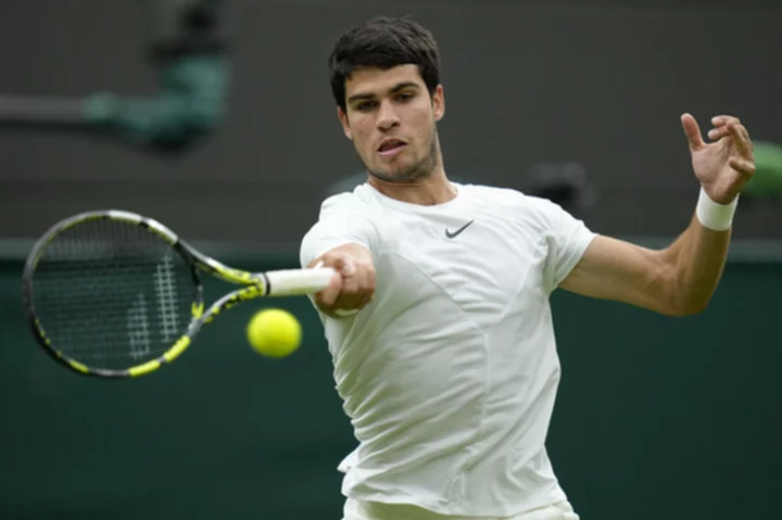 Alcaraz opens with a win at rainy Wimbledon. Murray and defending champion Rybakina also advance