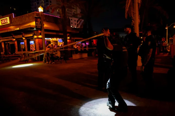 Hollywood beach shooting – live: Photos show suspects on the run after nine shot on Florida boardwalk