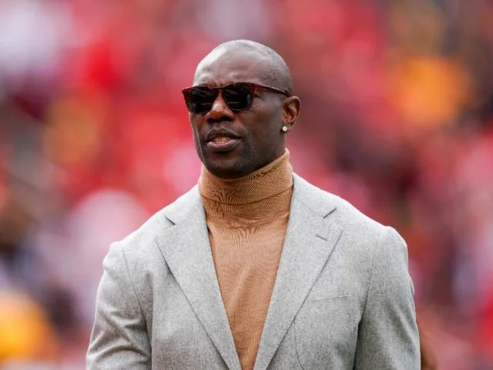 Pro Football Hall of Famer Terrell Owens hit by car following argument, sheriff's department says