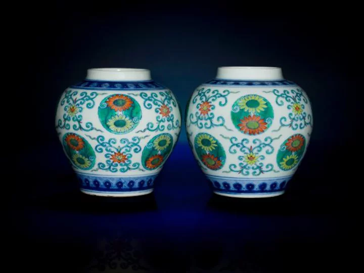 Qing dynasty jars bought for $25 at thrift store fetch over $74,000
