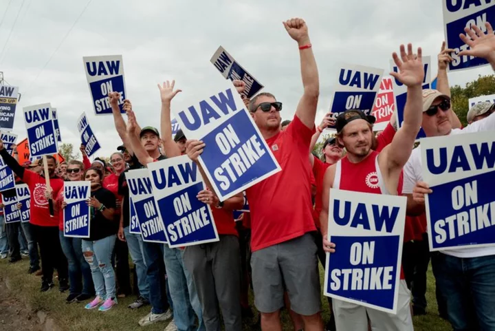 UAW, automakers signal progress after days of stalemate -sources