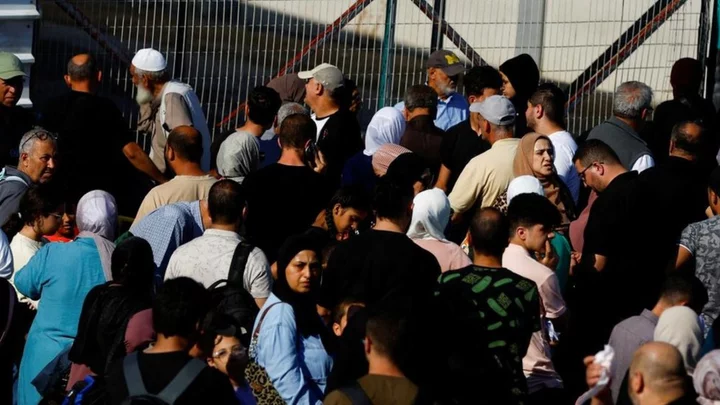 Rafah crossing: Thousands of people arrive at Gaza-Egypt border