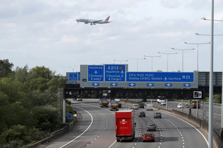 Saudi wealth fund scoops up 10% of London Heathrow airport