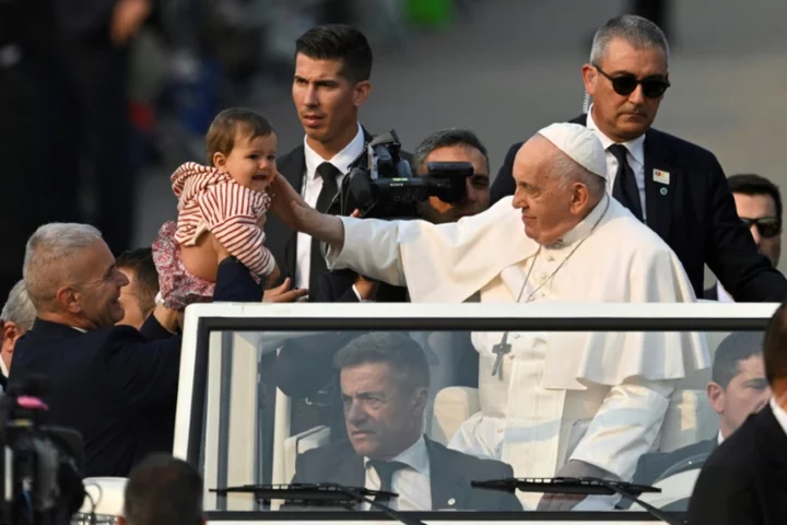 Pope draws 200,000 pilgrims to Portugal's Fatima shrine