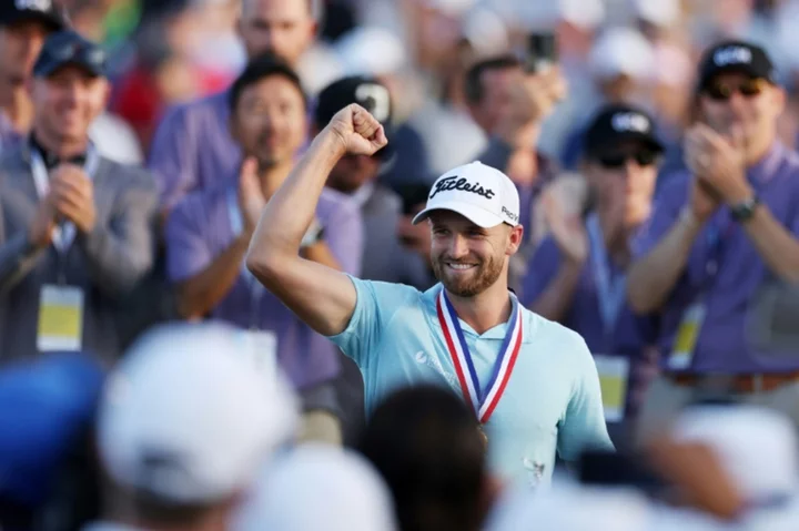 Clark holds off McIlroy to capture maiden major at US Open