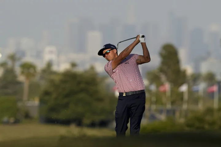 Fowler, Clark share the US Open lead with major champs chasing them