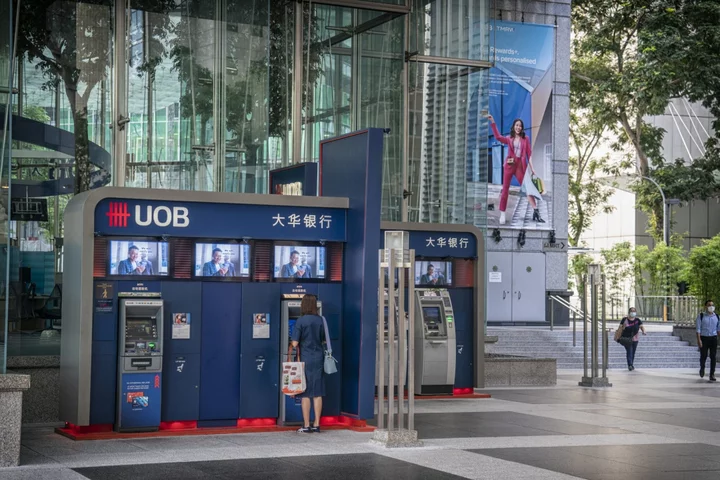 UOB Lowers Fee Growth Forecast as Profit Beats Estimates