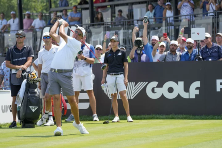 Cam Smith pulls away from Phil Mickelson for a 4-shot lead at LIV Golf