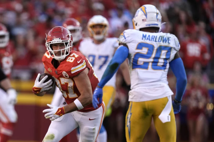 Mahomes throws for 424 yards and 4 TDs, Kelce has big day as Chiefs beat Chargers 31-17