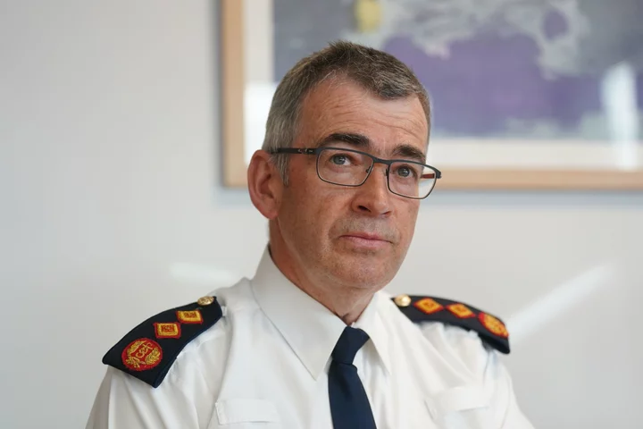 Irish police chief to meet officer representatives over rota row