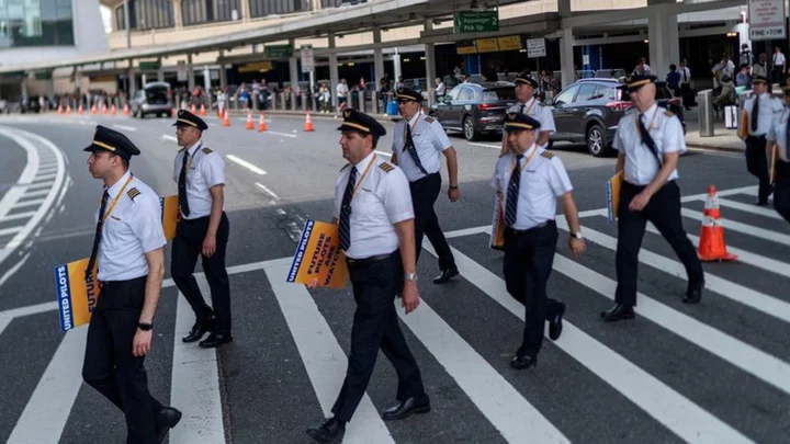 U.S. House panel votes to raise commercial pilot retirement age to 67