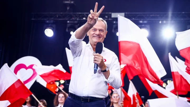 Poland election: Poles prepare to vote as rivals end acrimonious campaign