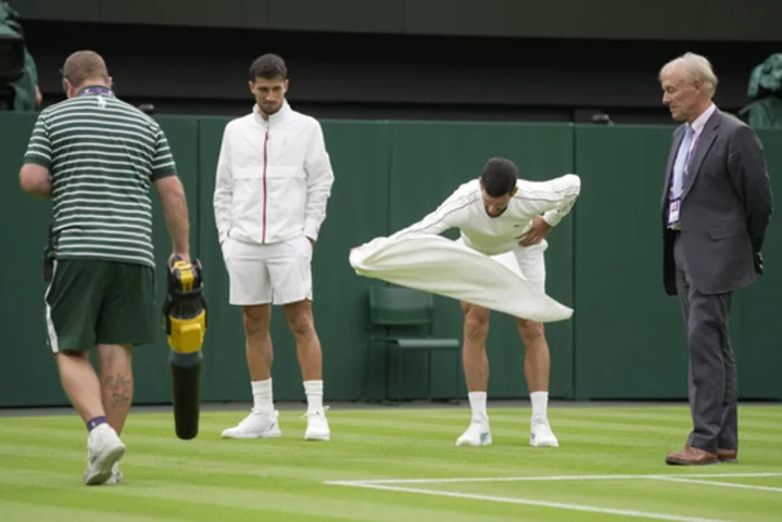 Wimbledon uses leaf blowers to dry the grass on Centre Court after rain delay