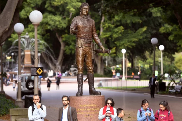Sydney to review plaques on colonial statues
