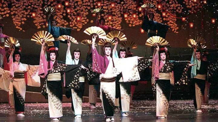 Takarazuka Revue: Japan theatre company sorry 'overworked' actress took her life